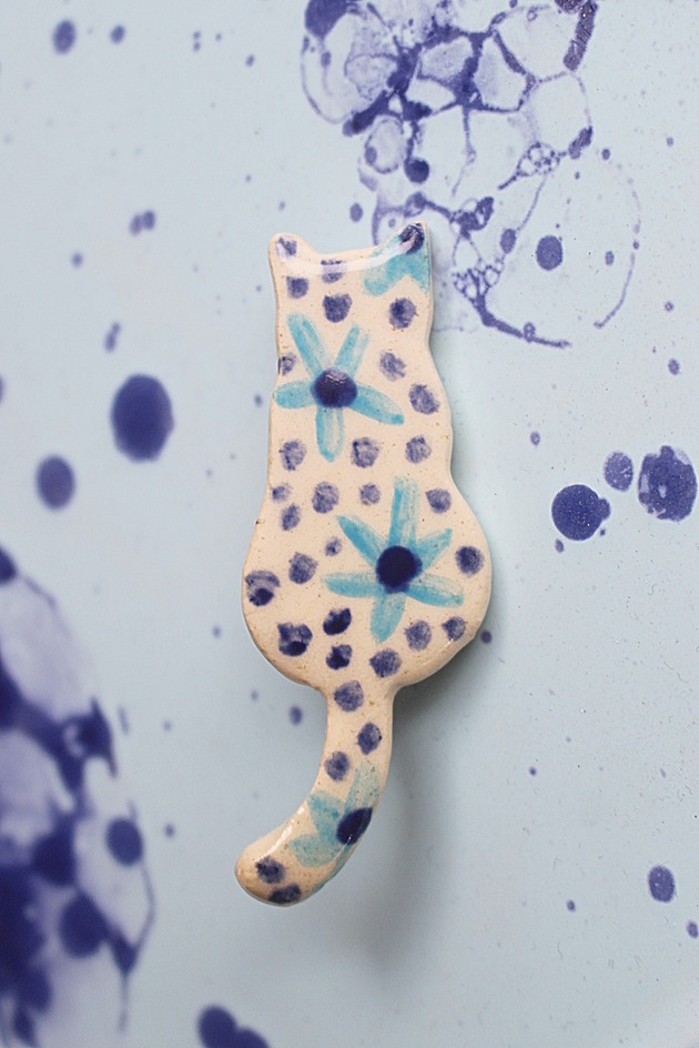 broszki Broszka ceramiczna kot malowany w kwiatki