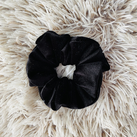 Aksamitka scrunchie Gumka do włosów Coal Czarna Nandi