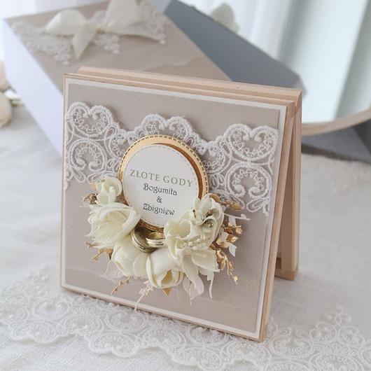 kartki scrapbooking Prezent  na 50 rocznicę ślubu z torebką