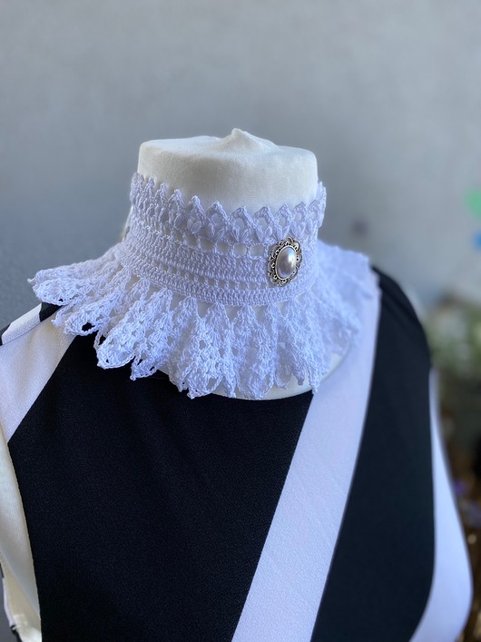 chokery Koronkowy biały choker bogato marszczony z delikatną ozdobą