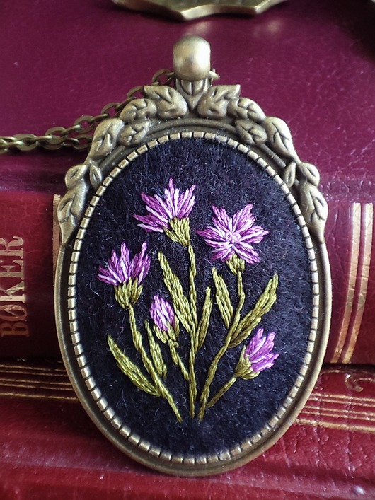 wisiory Haftowana zawieszka z chabrem łąkowym