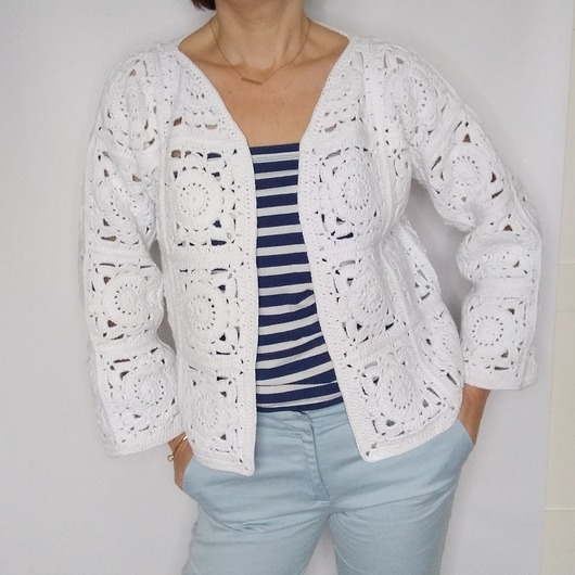 kardigany damskie Szydełkowy kardigan białe kwadraty.
