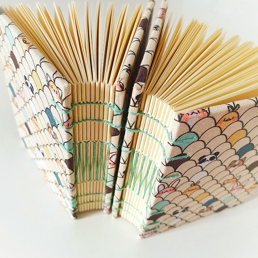 notatniki i albumy Mini notes A7, z otwartym grzbietem