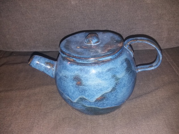 Czajniczek z inskrypcją na dnie Ceramiczności