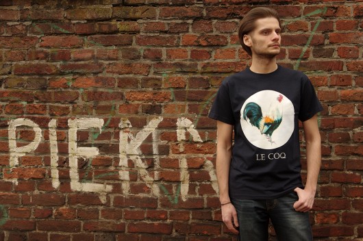 Koszulka męska granatowa z ilustracją - le coq . Pako Studio