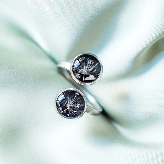 pierścionek z żywicy Pierścionek z  rzęsek dmuchawca