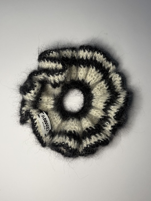 gumki do włosów Black & white crochet scrunchie.