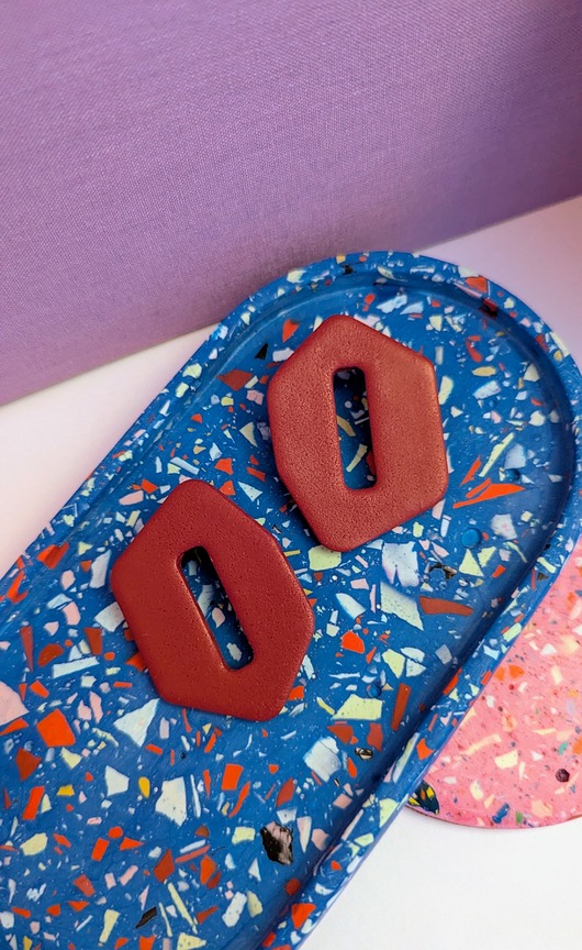 kolczyki z masy plastycznej Kolczyki bordowe okienko