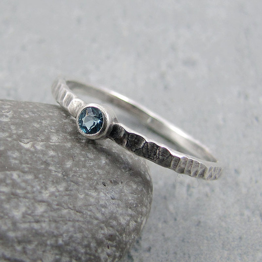 Hammered blue topaz dot Amade Studio