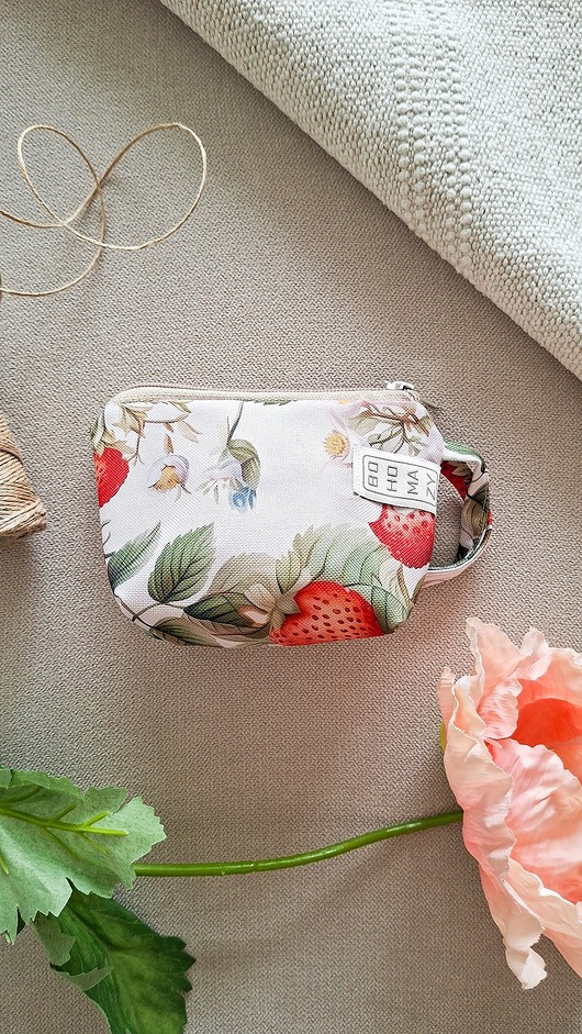 kosmetyczki MALEŃSTWO kosmetyczka Bohomazy Strawberry Patch - handmade