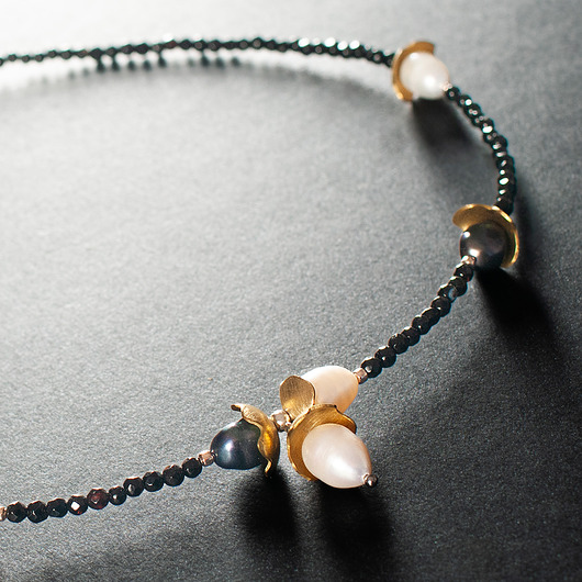 kolie Naszyjnik z perłami i mosiądzem.[PN18]