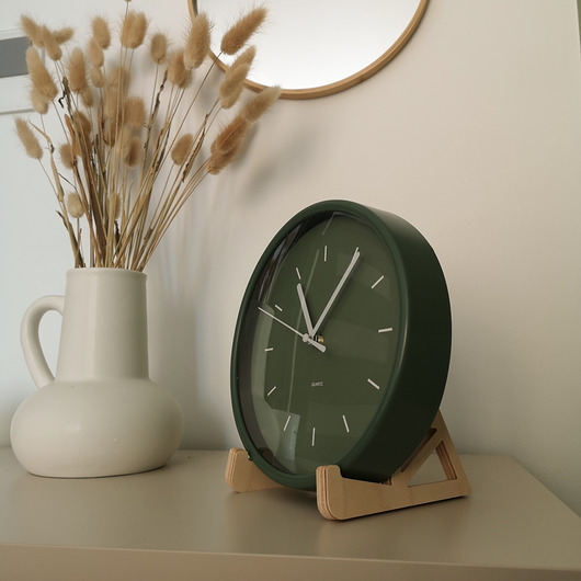 zegary Zegar stojący na podstawce drewno butelkowa zieleń