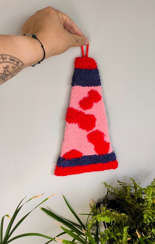 Ozdoby na ścianę Lampa LAWA punch needle na ścianę