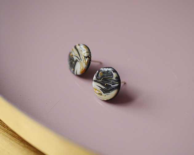 KOLCZYKI sztyfty czarne marble złoto MODELINOVA