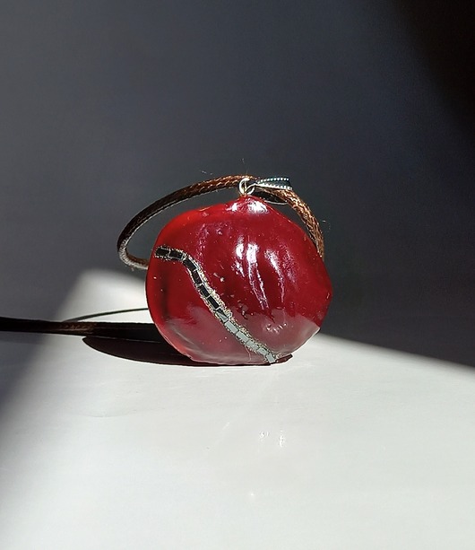 wisiory Wisiorek z egzotycznej pestki z hematytem