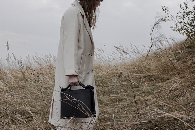 Trapecja - czarna torebka w rękę Alana Leather Studio