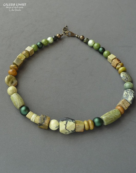 korale Na elegancko i unikatowo Naszyjnik z mixu specjalnie dobranych zielonych kamieni