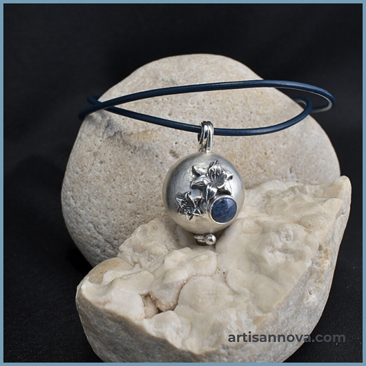 wisiory Srebrny medalion sekretnik z dumortierytem