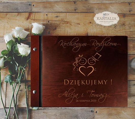 Pamiątkowy drewniany album na zdjęcia laserowanki