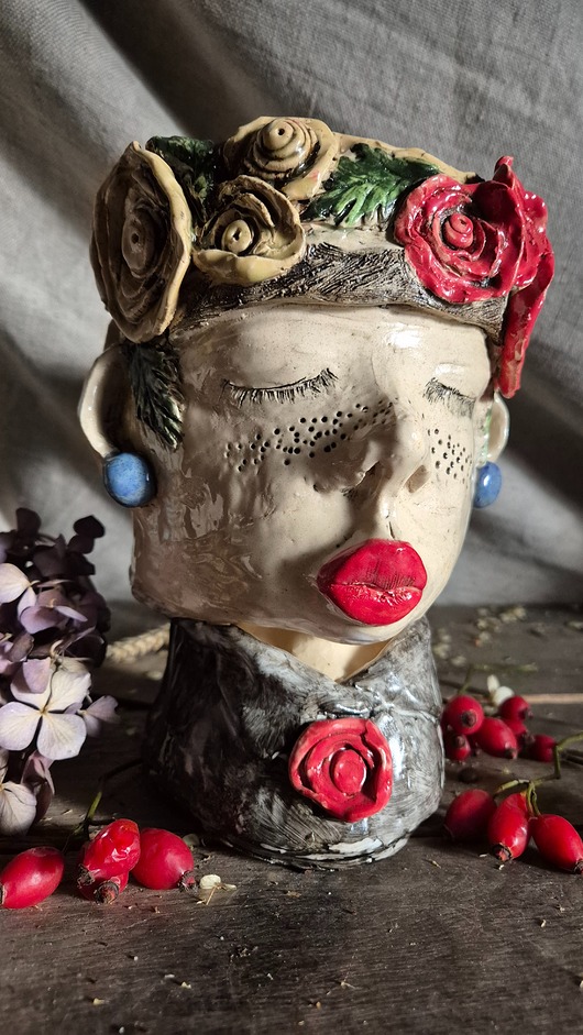 doniczki Frida Khalo, osłonka rzeźbiona, Rzeźba Fridy, Rzeźba kobieta hiszpańska