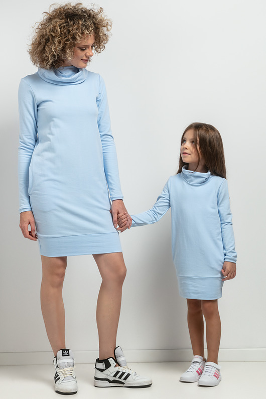 komplety damskie Komplet sukienek z kominem i kieszeniami dla mamy i córki, model 37, niebieski