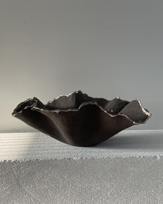 miski i misy Rzeźbiarska misa z ciemnej gliny