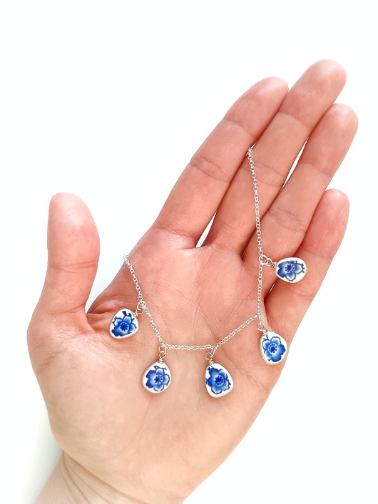 wisiory Kolia w kobaltowe kwiaty