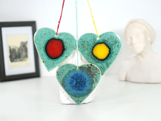 Ozdoby na ścianę Serce z ceramiki z kolorowym oczkiem - dekoracja okna i ściany