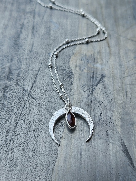 srebrne naszyjniki Naszyjnik N39  Lunula, granat, Ag925