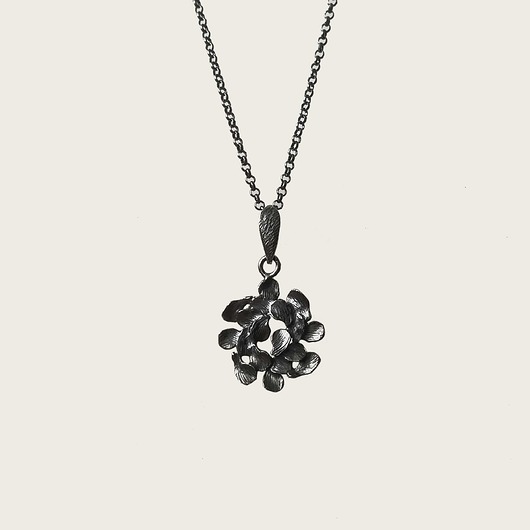 Grafitowy wisior wianuszek- Jabłonka KOS jewellery