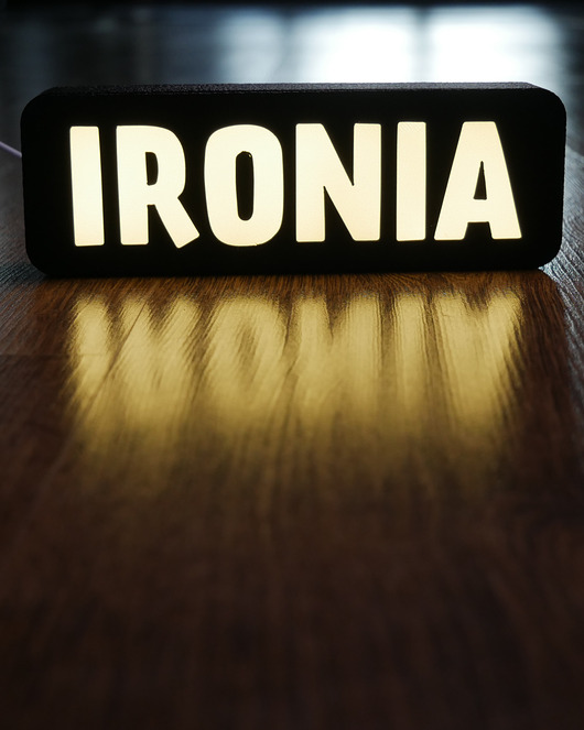 dekoracje świetlne Lampka z napisem IRONIA