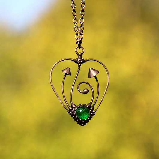 wisiory Psychodeliczny wisiorek z grzybem w kształcie serca z zielionym szkłem