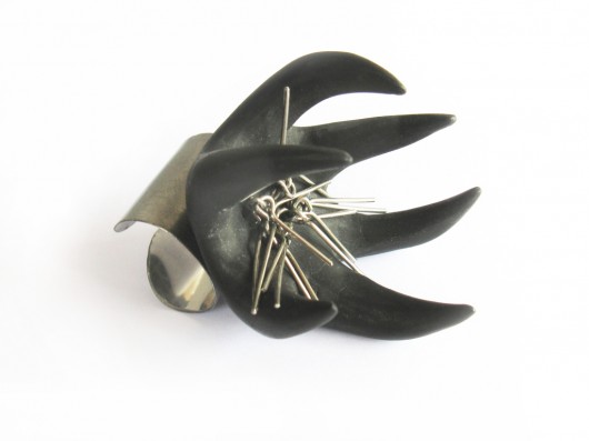 pierścionki - różne Pierścionek z czarnej porcelany i stali