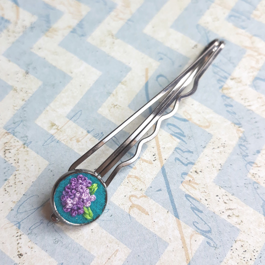 FIOLETOWA HORTENSJA - haftowana spinka Ikati Jewellery