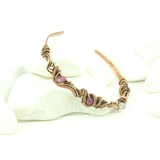 bransoletki wire wrapping Miedziana bransoleta mankietowa z rubinem