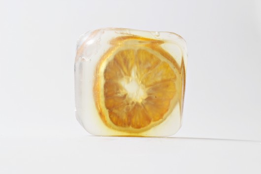Kwadratowe mydełko z zatopioną pomarańczą  Nikka handmade