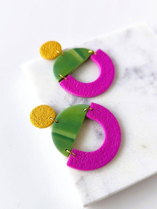 kolczyki z masy plastycznej Wiszące kolczyki geometryczne z fuksjowym łukiem