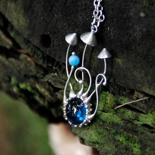 wisiory Naszyjnik z motywem grzybów z niebieskim szkłem dla miłośnika natury