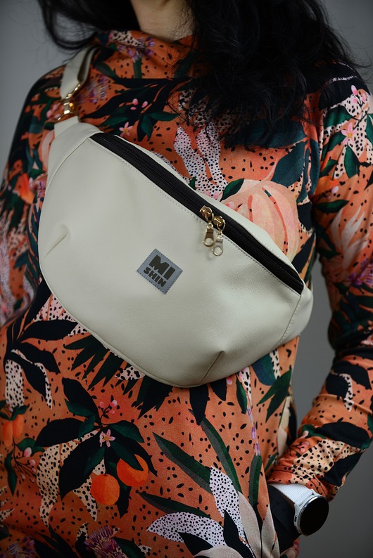 saszetka nerka Elegancka beżowa nerka L z ekoskóry ze złotymi okuciami