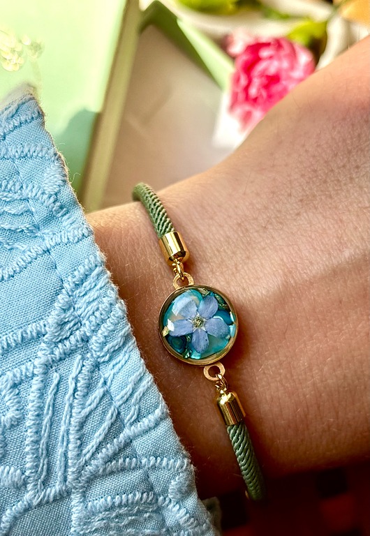 bransoletki na sznurku Bransoletka niezapominajka na zielonej muszli