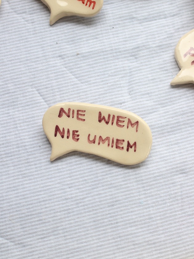 broszki Broszka ceramiczna z napisem NIE WIEM NIE UMIEM