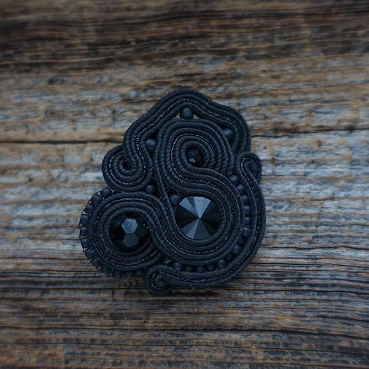 broszki Na zamówienie- czarna broszka sutasz