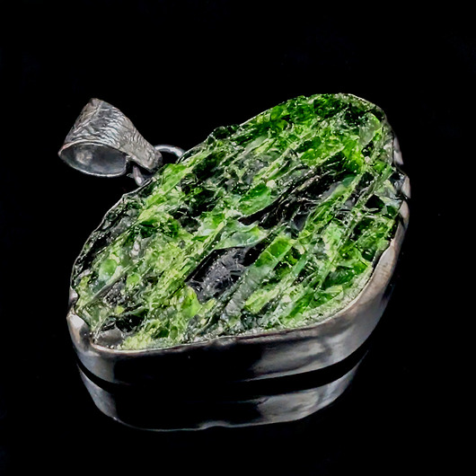 wisiory Niezwykły  chromodiopsyd