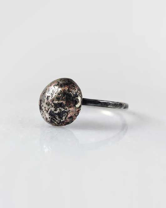 pierścionki srebrne Kamyk - rozm. 16  - srebrny pierścionek z miedzianym oczkiem - unikat