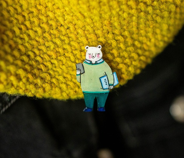 biżuteria męska Przypinka  Misio Zdzisio urzędnik