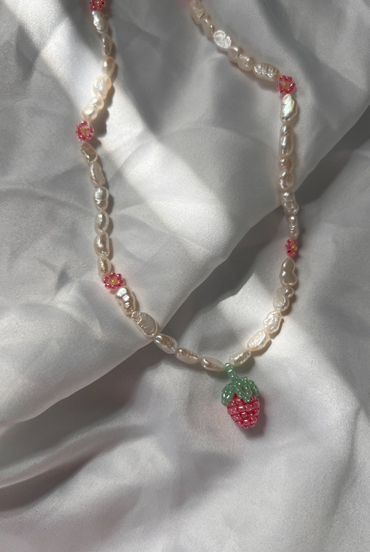 wisiory Handmade naszyjnik z naturalnych pereł z malinką i kwiatkami