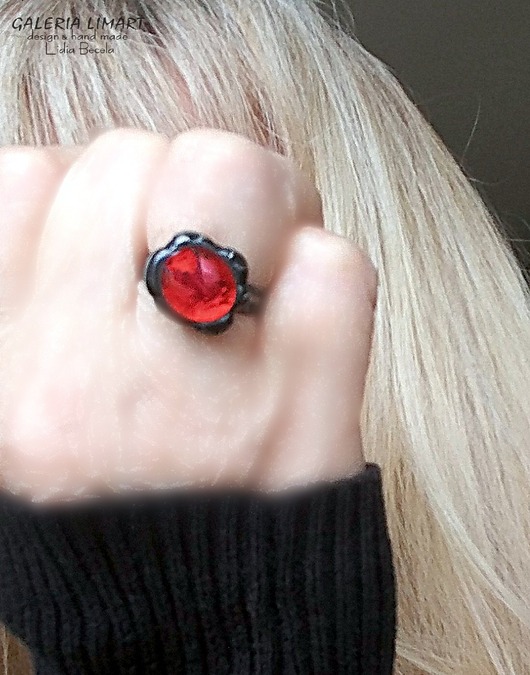 pierścionki - różne Czerwony pierścionek na szczęście :) Szklany niewielki unikat handmade