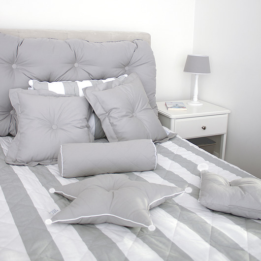 Poduszka pikowana guzikami z falbankami szara Roomee Decor