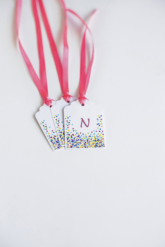 akcesoria dziecięce - różne Etykietki personalizowane kolorowe konfetti