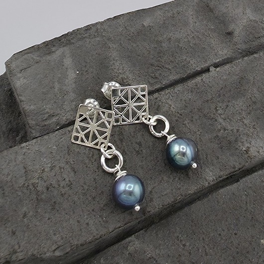 kolczyki srebrne Perły na ażurowych sztyftach